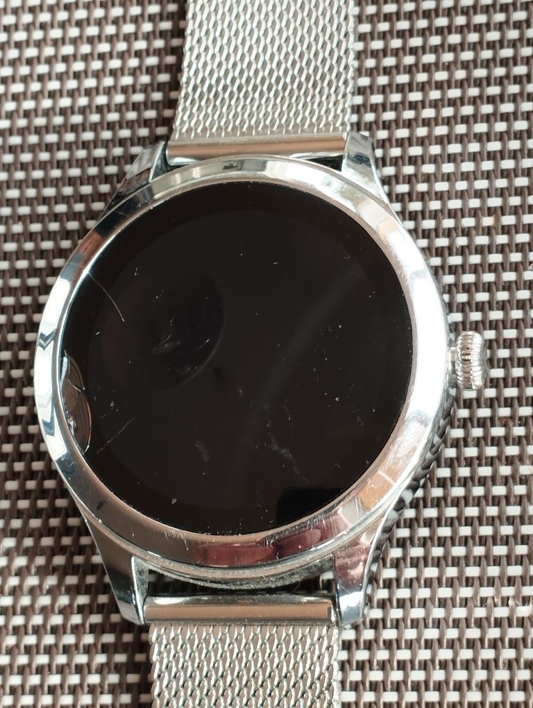 Smartwatch z ładowarką