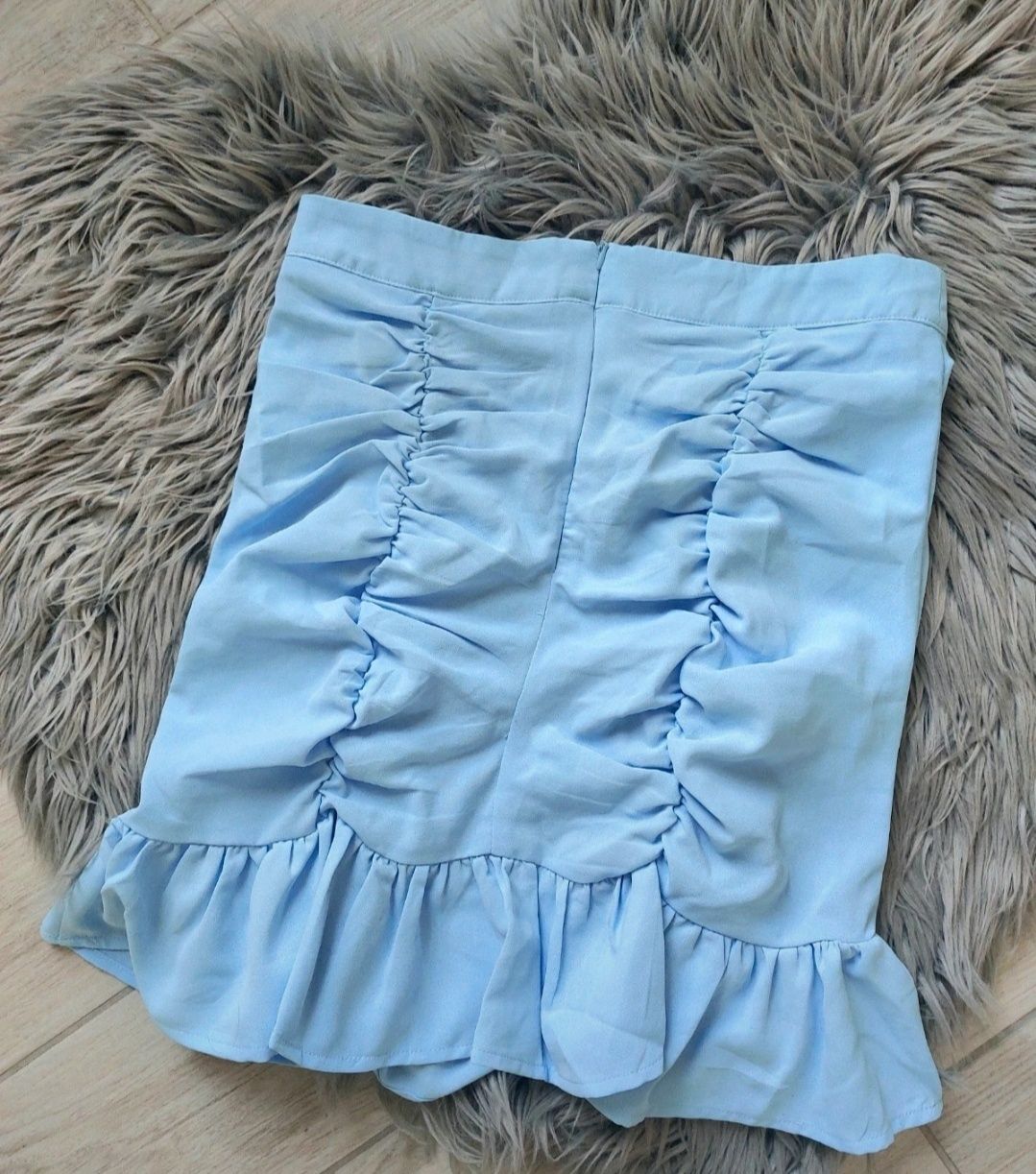 Krótka niebieska marszczona spódnica