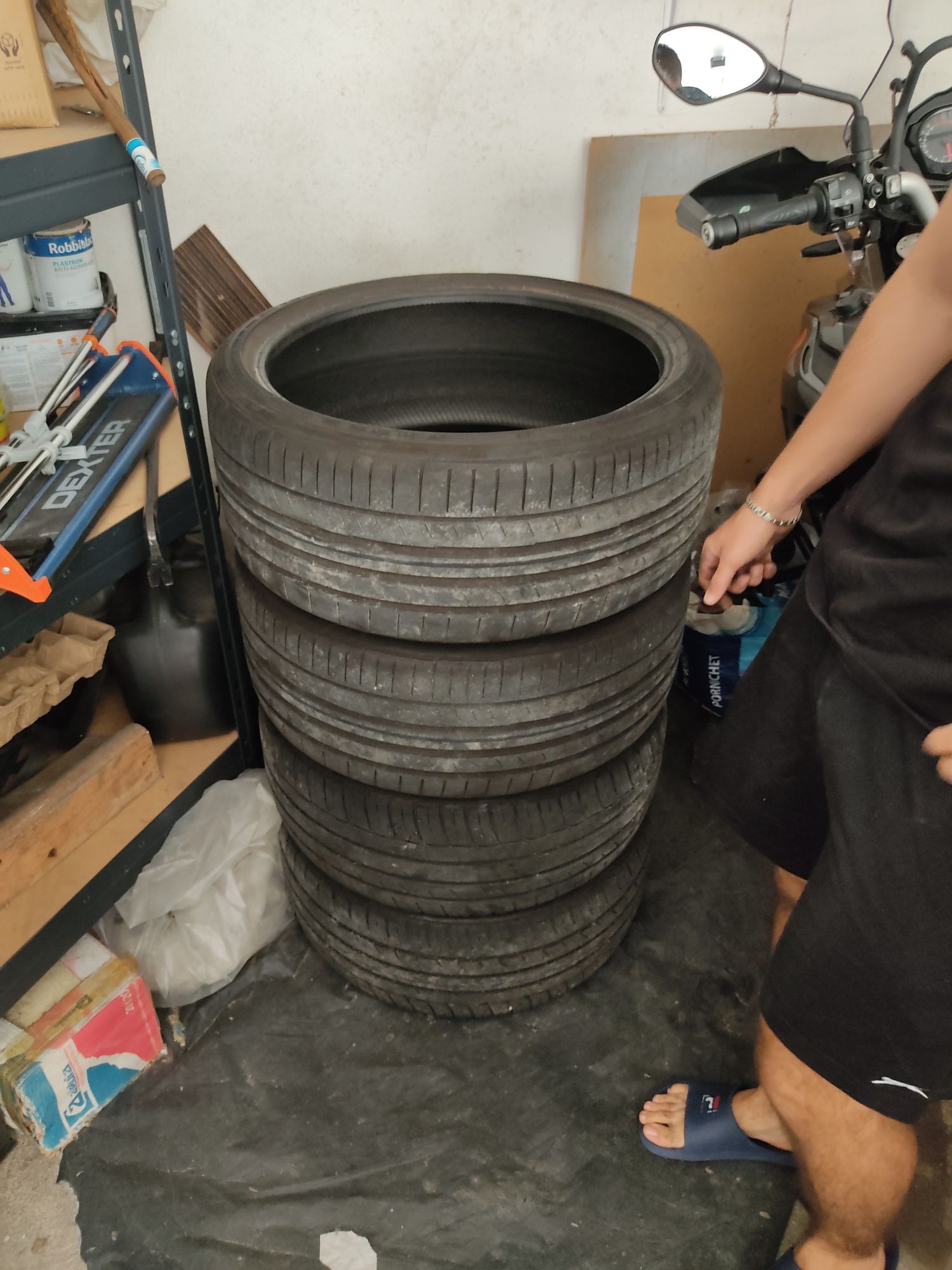Pneus 235/35/19.