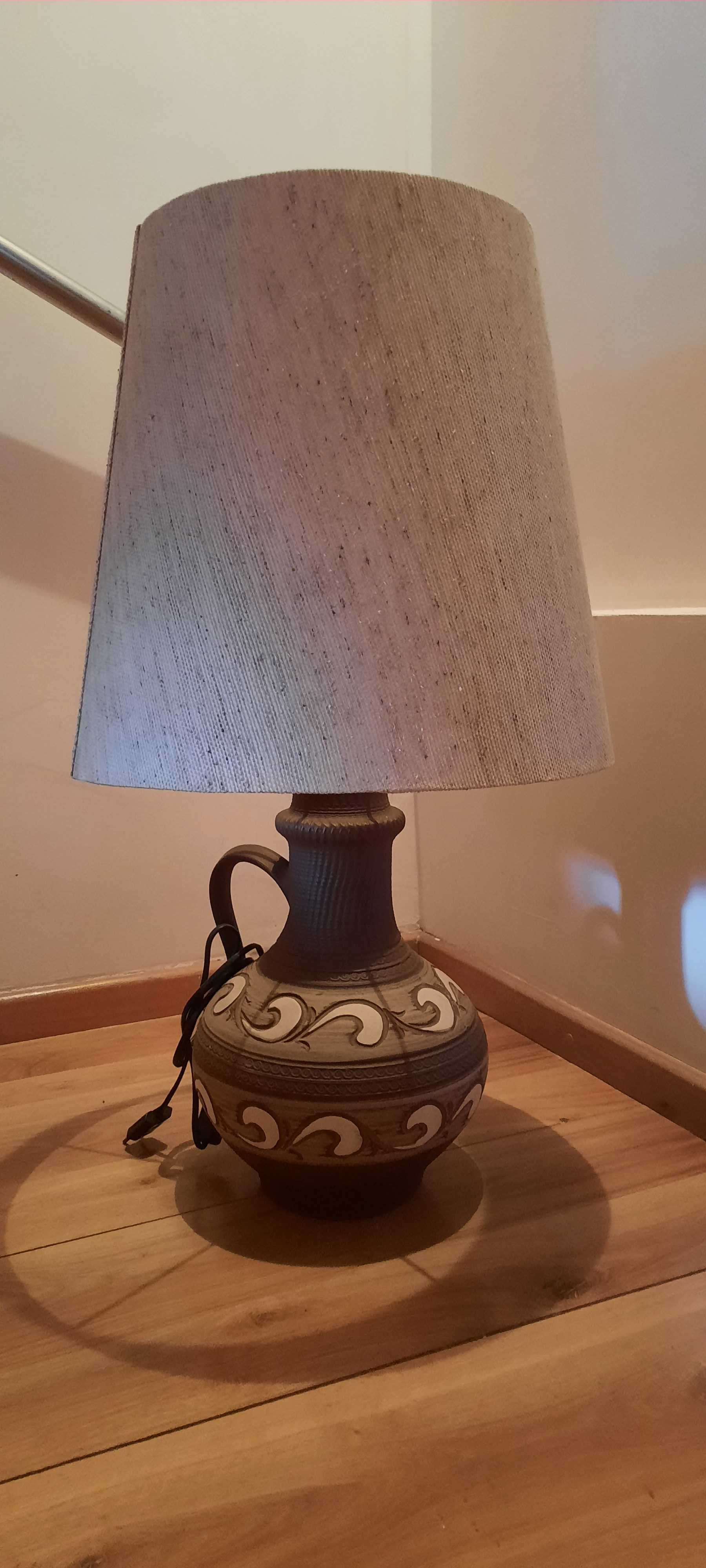 2 duze lampy z duzymi kloszami