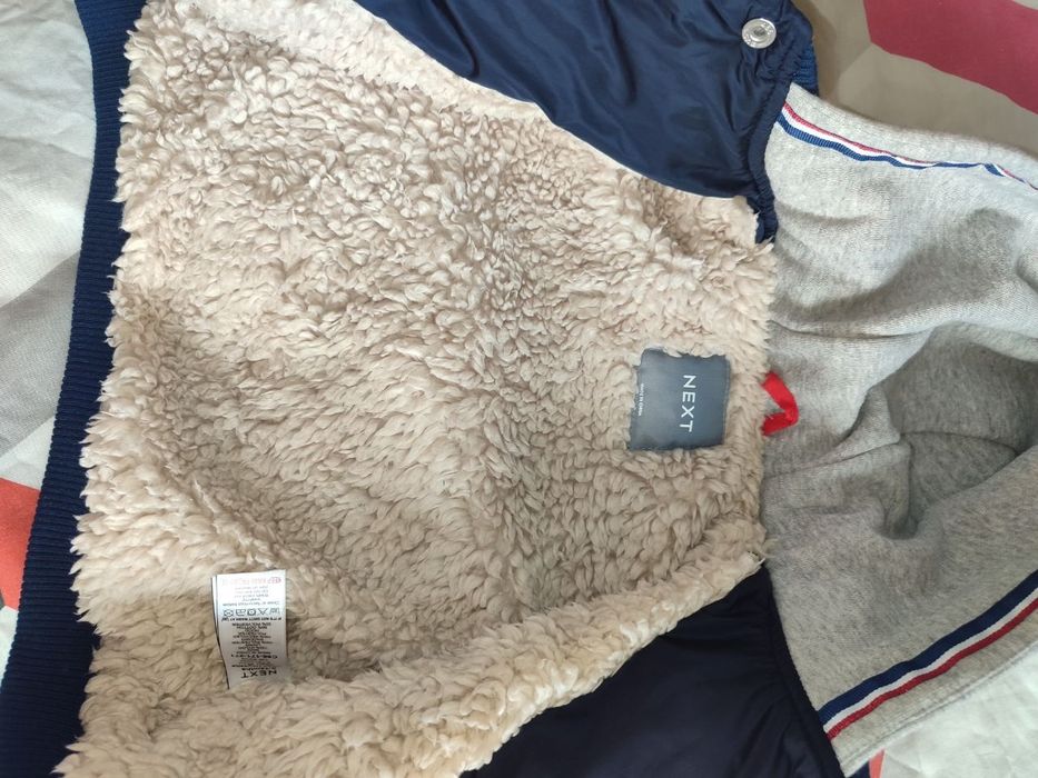 Демисезонная курточка  с капюшоном на заклепках.фирма Next.
Размер 9-1