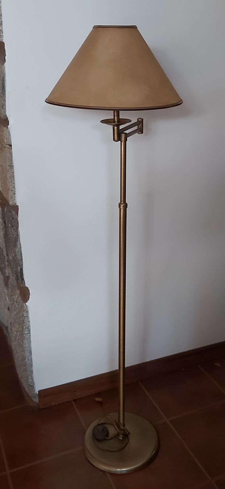 Vendo candeeiro de pé com 140 cm de altura, em inox acobreado.