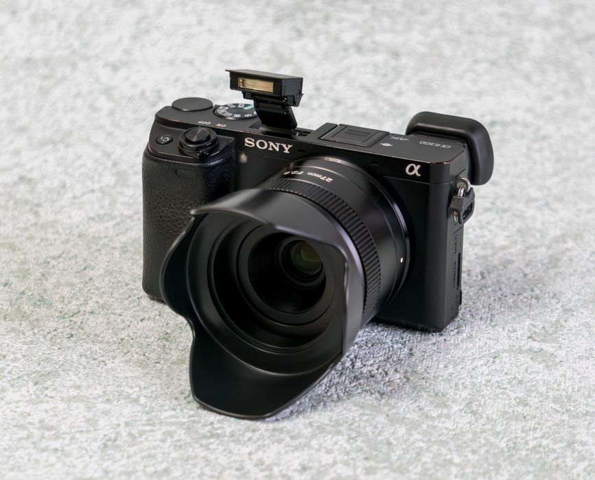 Sony a6300 + объектив AF F/2.8 27mm • APS-C 24,2 Мп • 4K • Wi-Fi • NFC