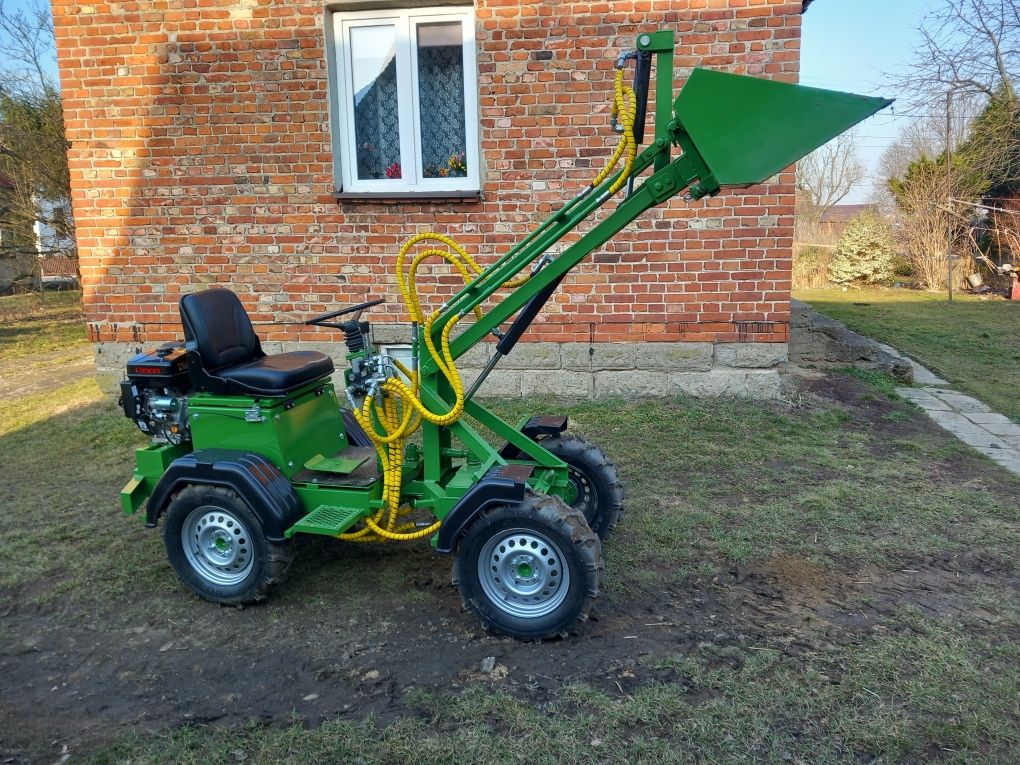 Miniładowarka o napedzie hydraulicznym.