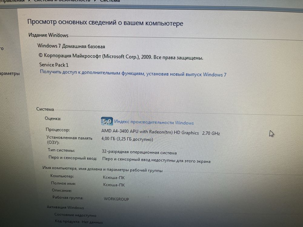 Компʼютер Асус разом з компʼютерним столом