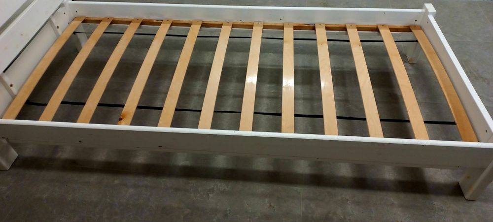 Białe łozko 90x200 z materacem i zagłówkiem