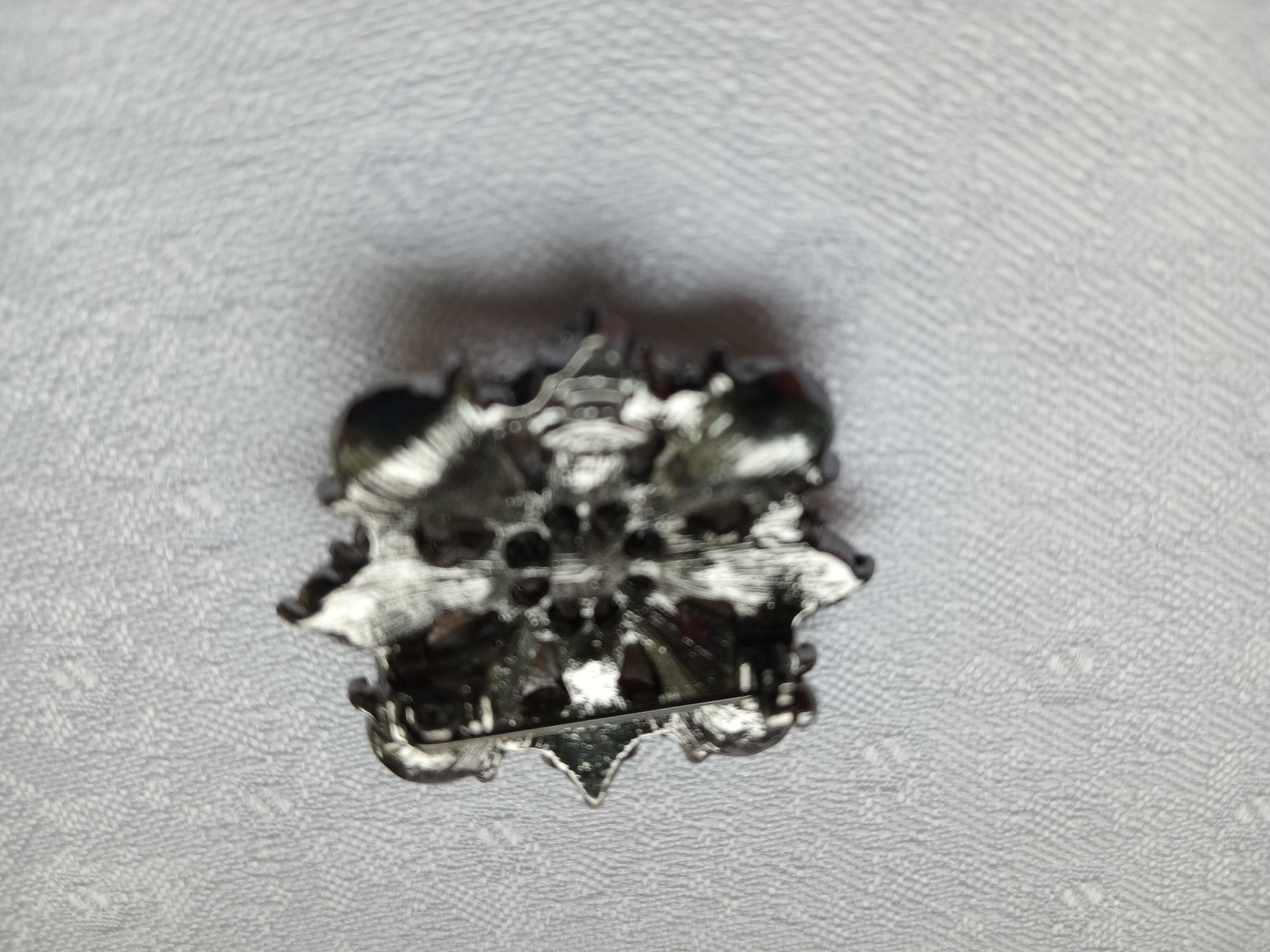 Broszka w starym stylu oczka w odcieniach brązu srebrny metal