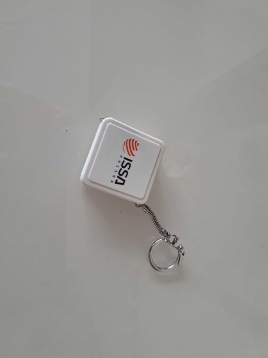 Okazja! Zestaw 4 breloczków z miarą, otwieraczem i latarką.