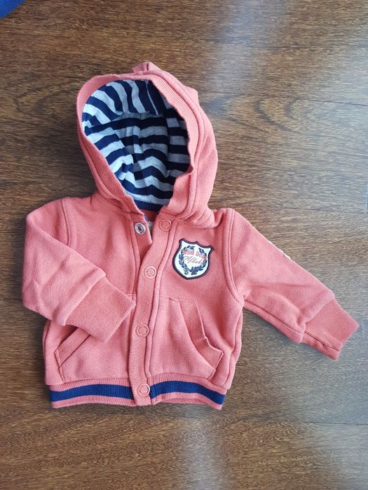 Casaco com carapuço laranja