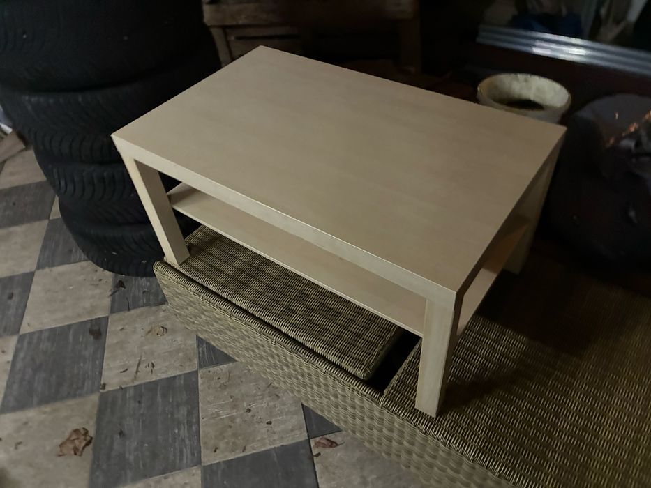 Mały stolik beżowy kolor prosty design