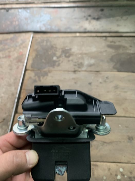 Замок багажника на шкоду румстер новий