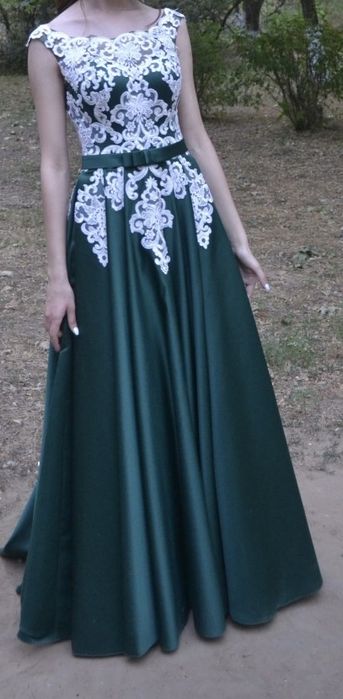 Шикарное вечернее платье (зелёное с кружевом)