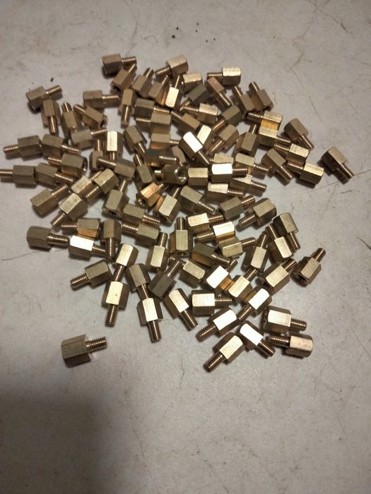 Латунная ,шестигранная ,дистанцирующая , монтажная стойка .