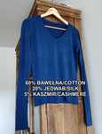 Niebieski sweter serek z jedwabiem indygo