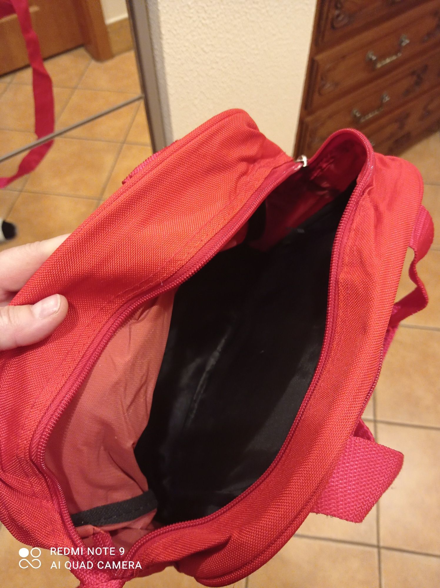 Czerwona torebka na małego laptopa aktówka podręczna