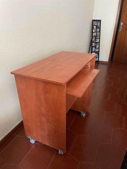 Secretária com prateleiras