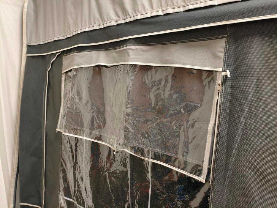 Przedsionek do przyczepy 925-950 cm z aneksem bocznym.