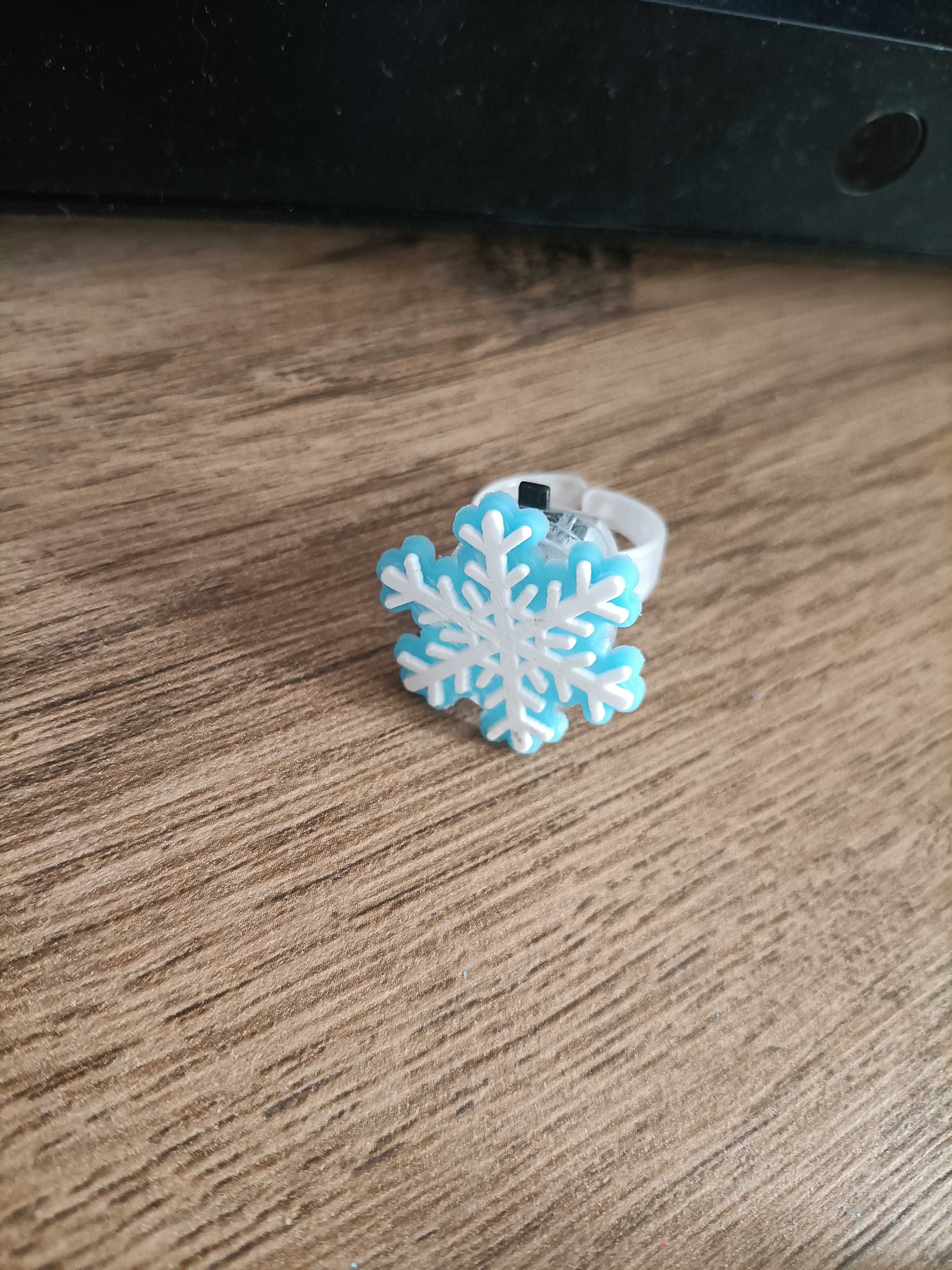 Pierścionek świąteczny płatek śniegu śnieżynka LED świecący
