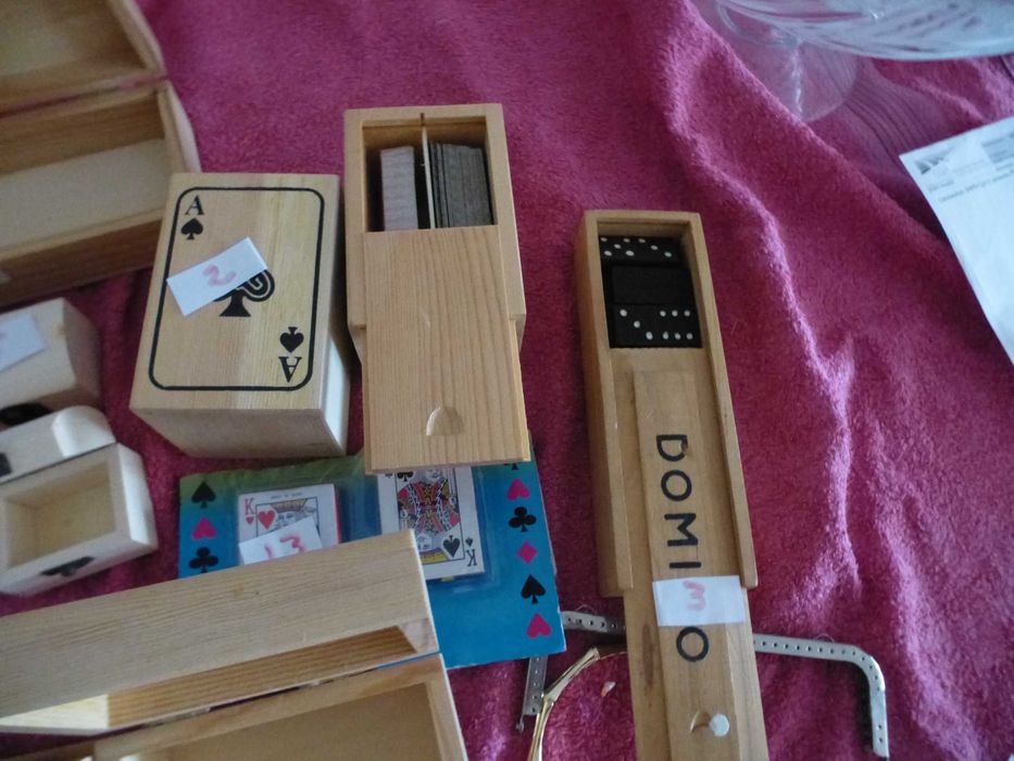 Diversas caixas e materiais para artesanato