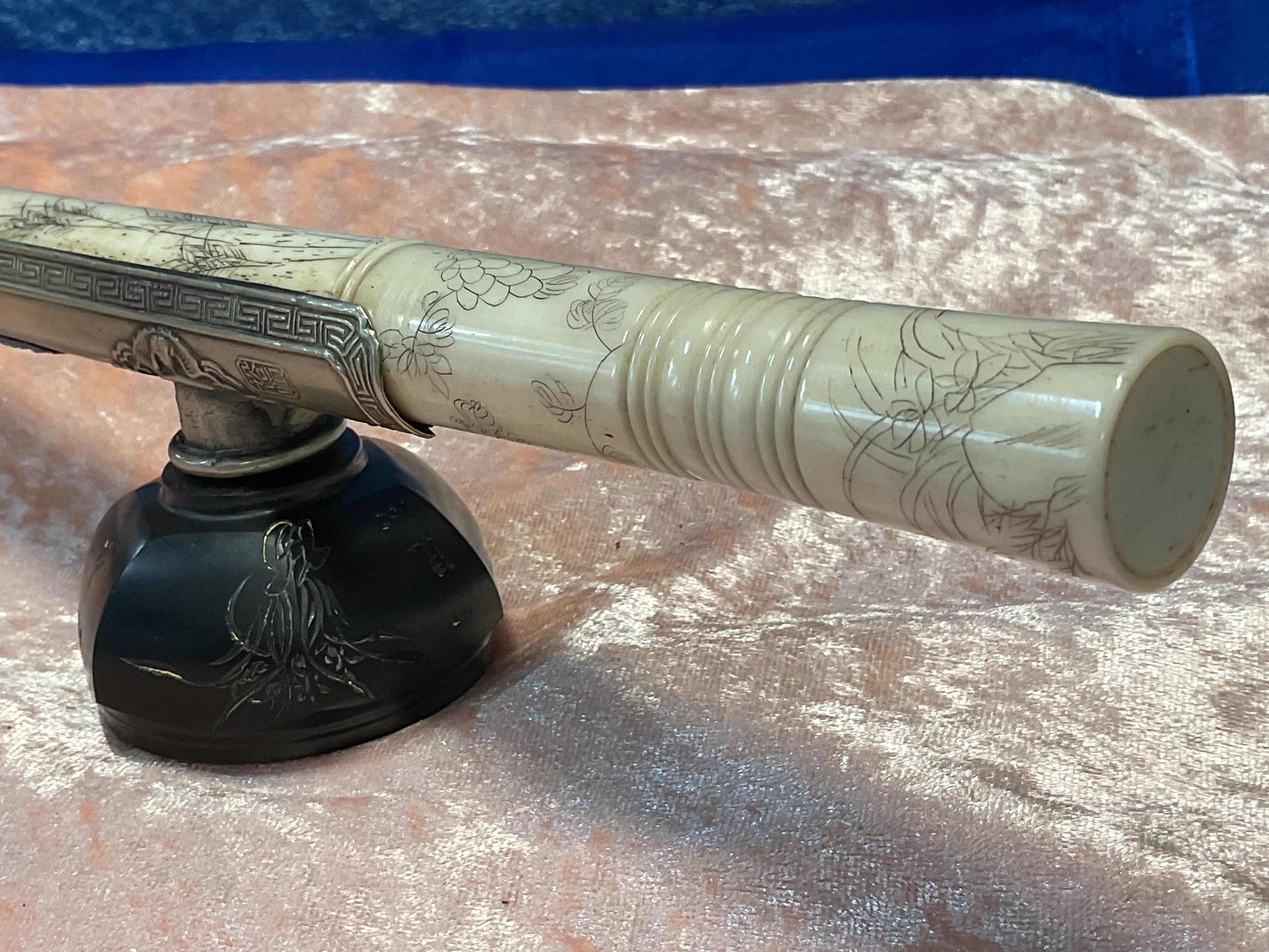 Cachimbo oriental em osso trabalhado com 49 cm