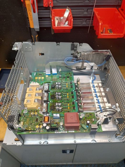 Naprawa elektroniki i automatyki przemysłowej.