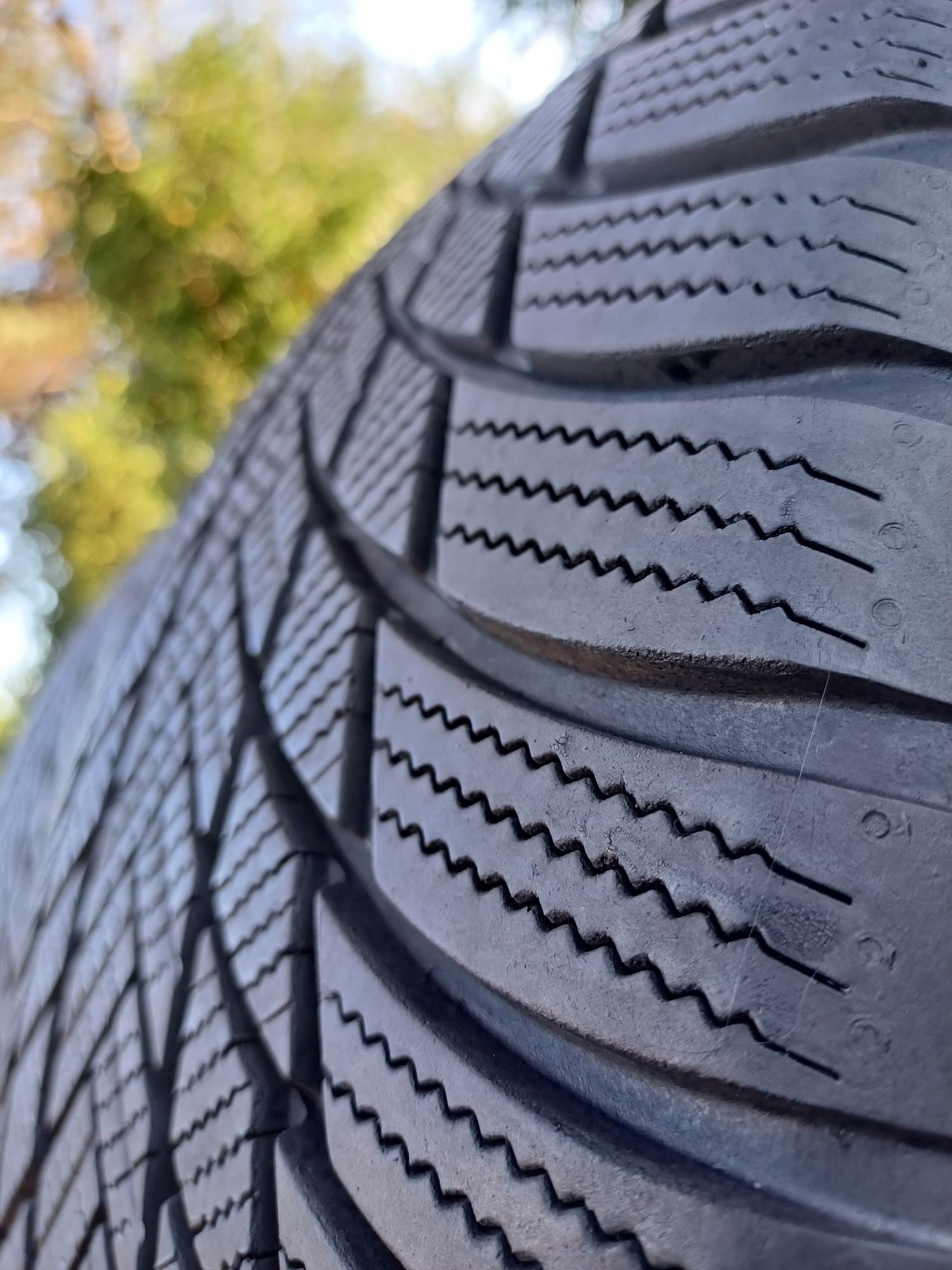 235/50/19 Sprzedam parę opon zimowych Bridgestone