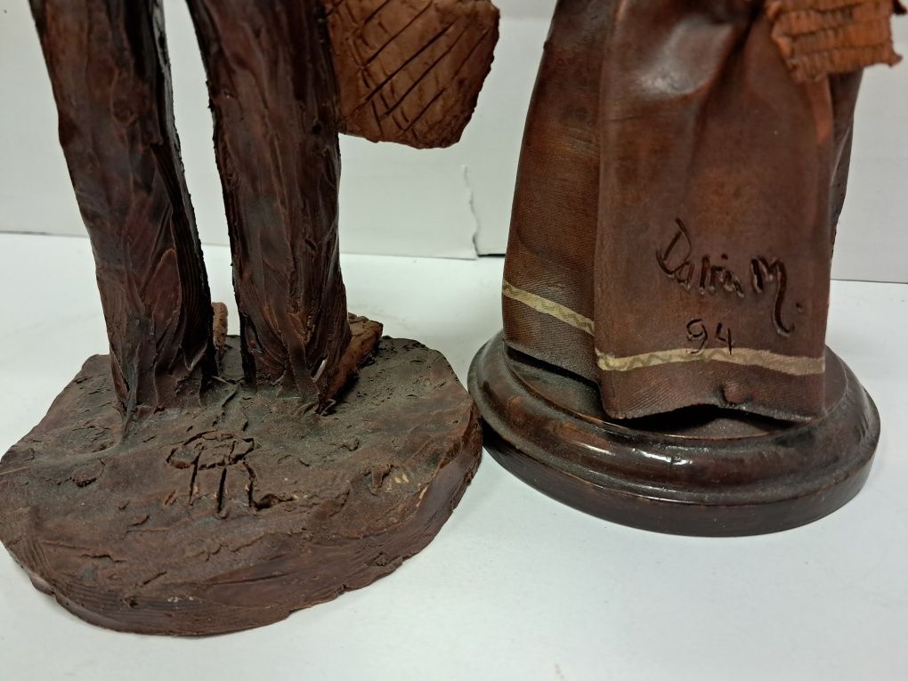 Par de figuras em barro