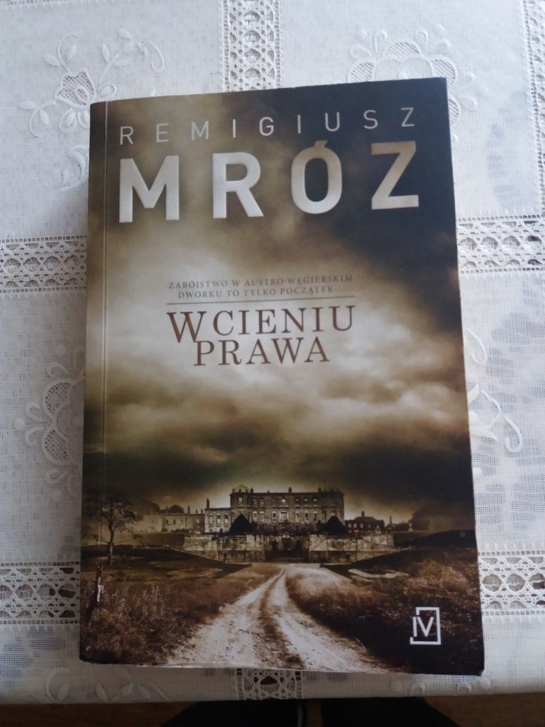 W cieniu prawa. R.Mróz