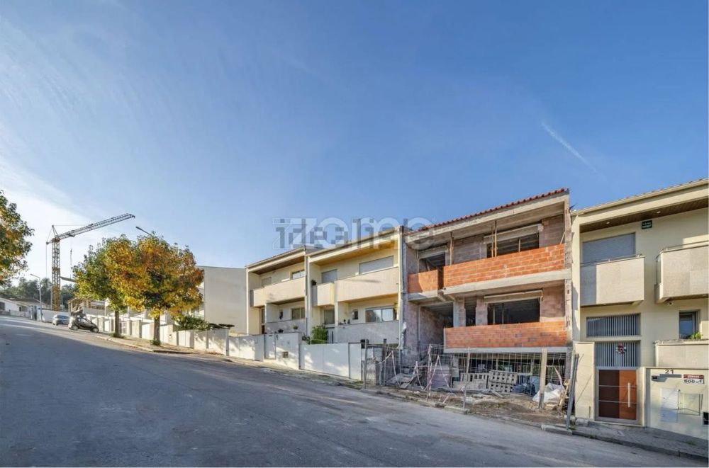 Moradia  Nova em Banda parada de Tibães  braga