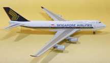 Модель самолета Boeing 747 Singapore Airlines (масштаб 1:400)