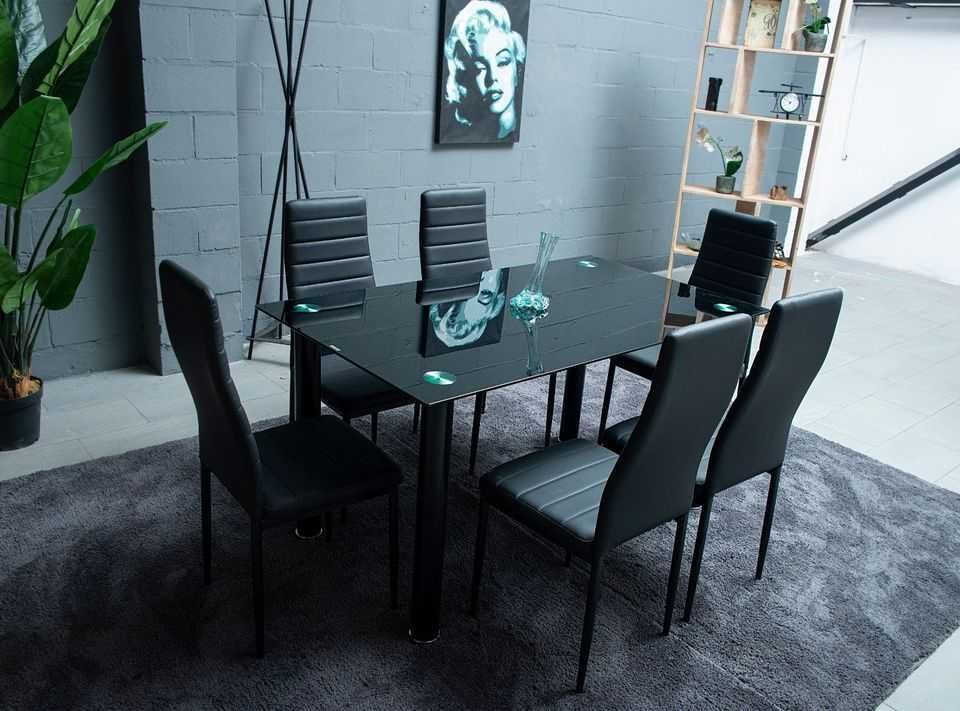 Mesa com 6 cadeiras pretas