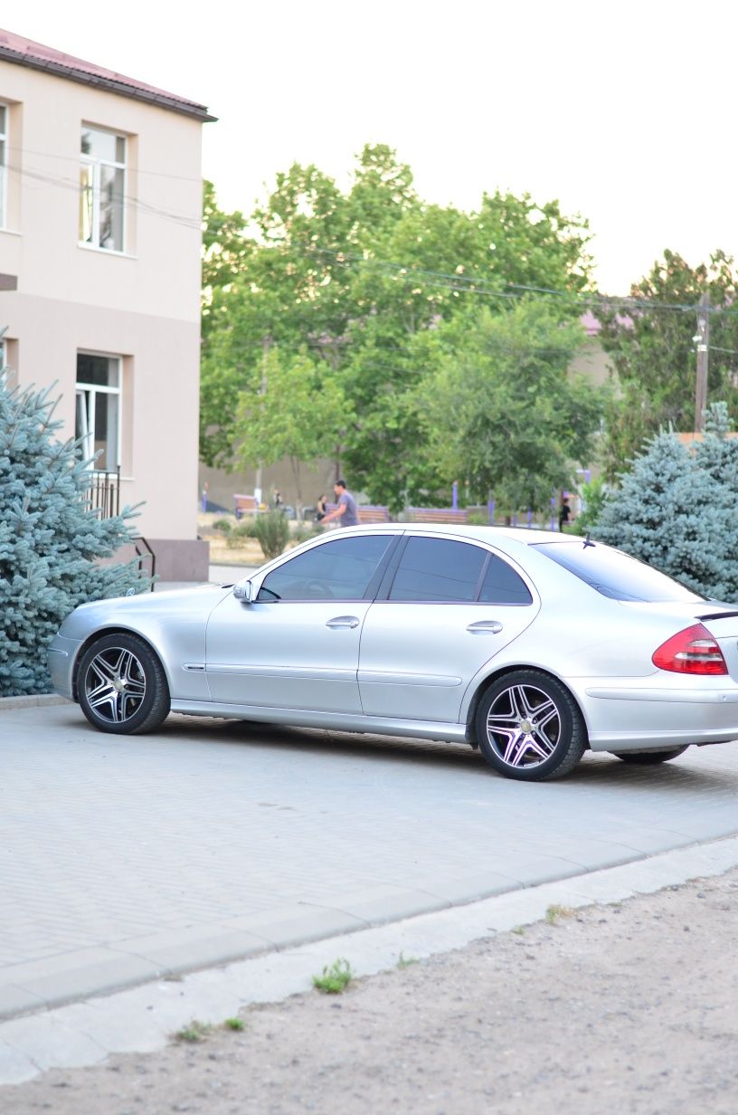 Mercedes-Benz W211