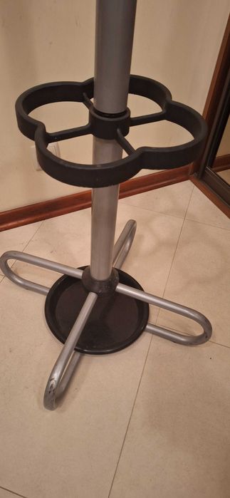 Wieszak stojący, solidny, składany.