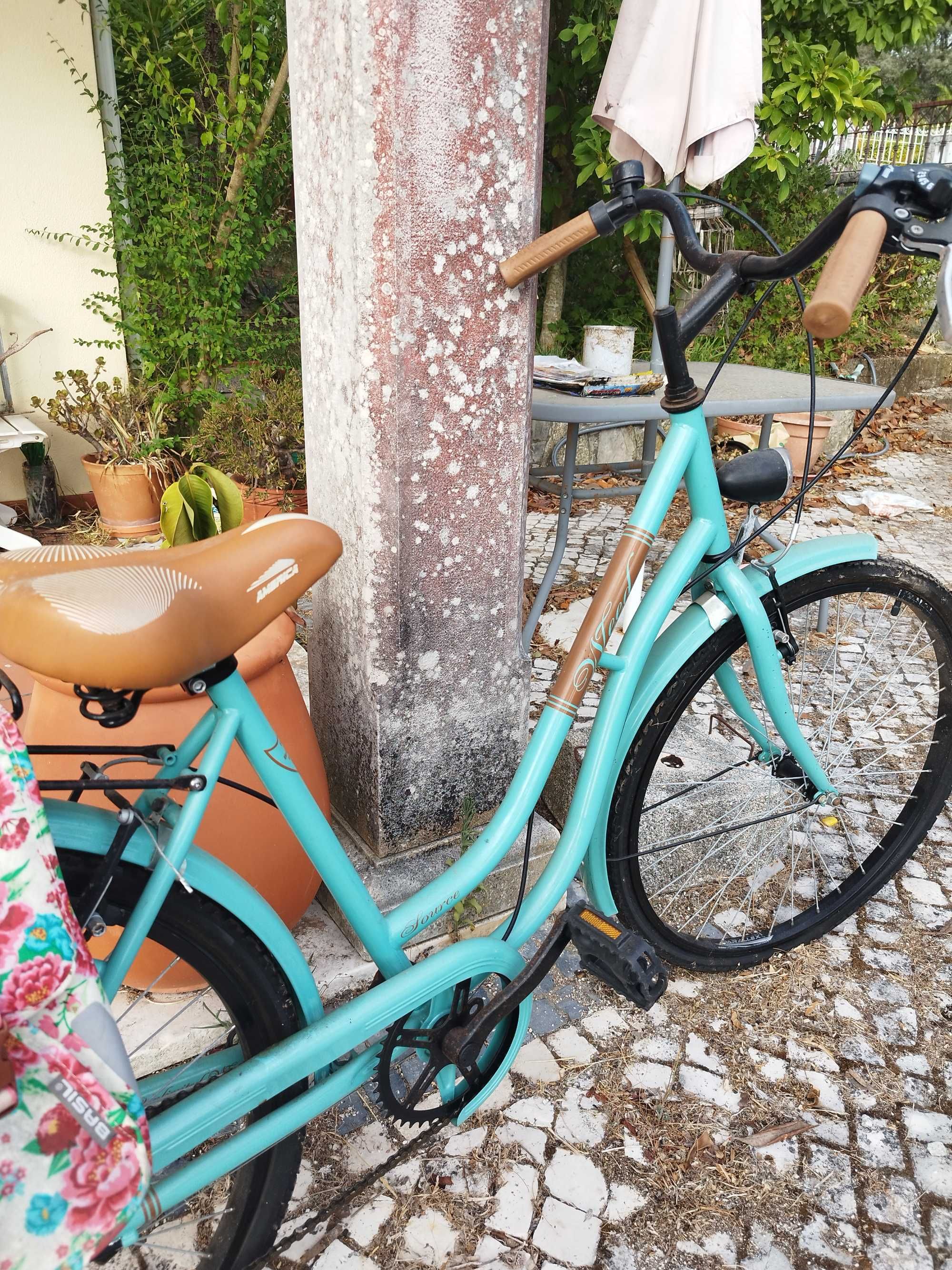 Bicicleta Vintage Moderna com mochilas laterais