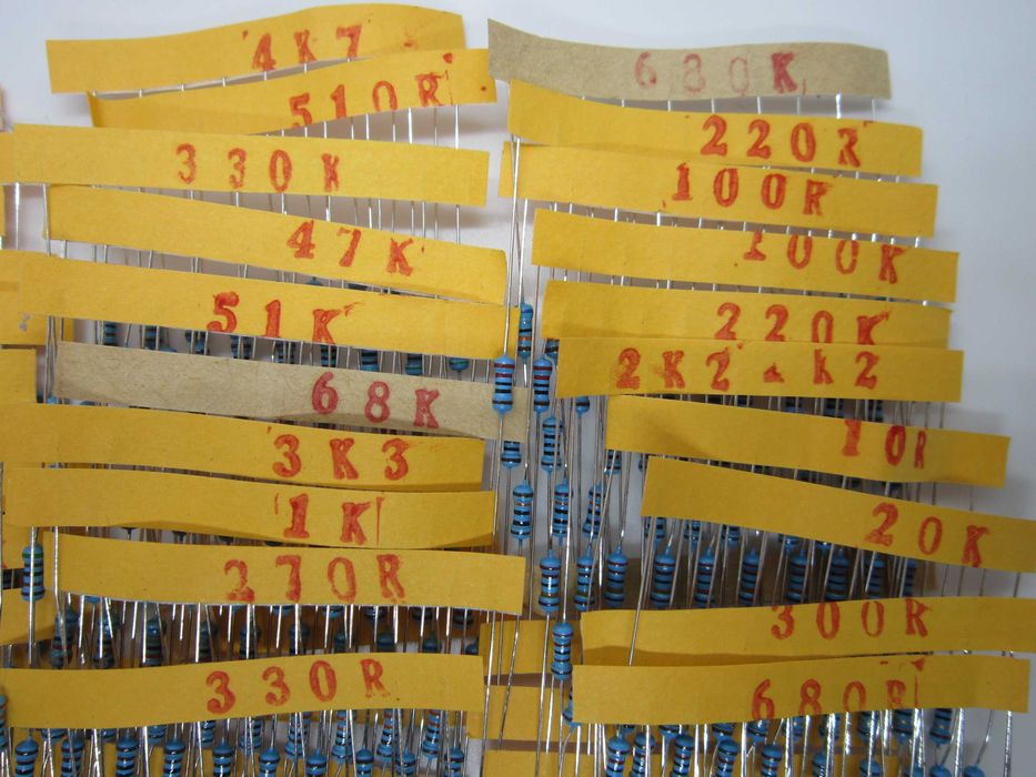 Наборы резисторов(1 Ом - 1 МОм) 300шт/600шт/820шт