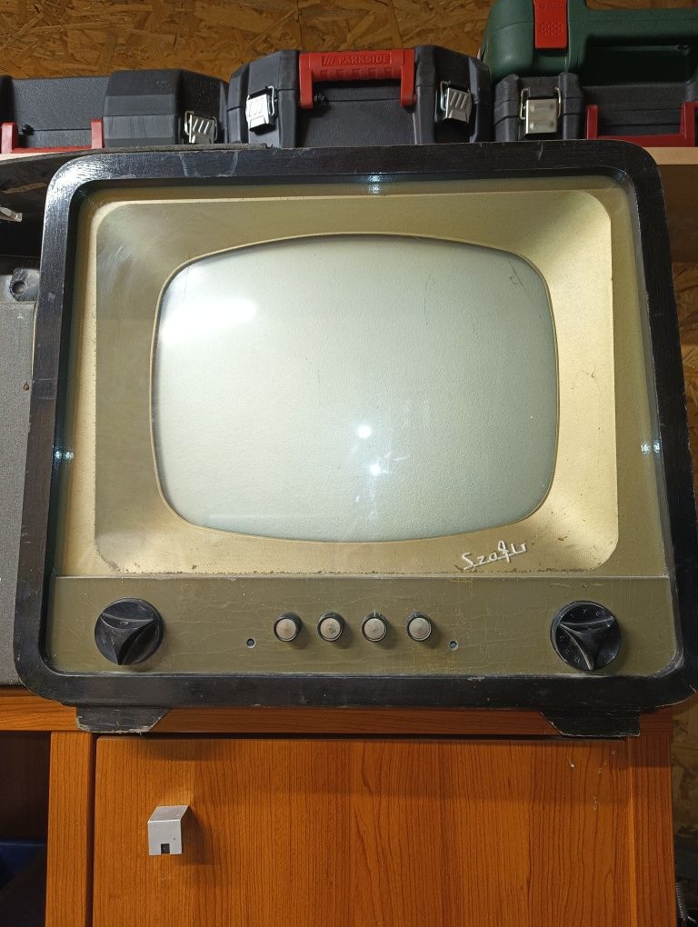 Stary lampowy telewizor szafir