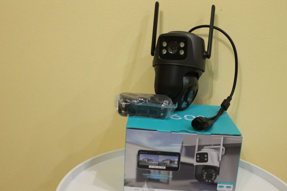 Поворотна подвійна Wi FI камера  з двома лінзами та автотрекінгом