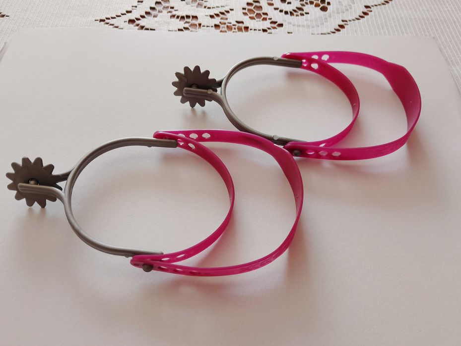 zabawkowe ostrogi z plastiku, element stroju kowboja