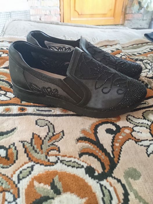 Продам женские кроссовки 36р