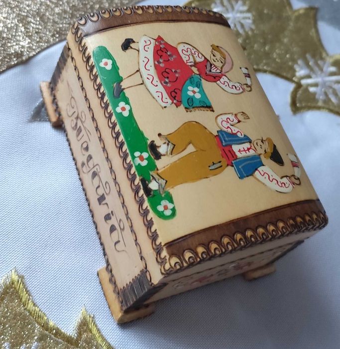 Ładna drewniana szkatułka Bułgaria stroje ludowe skrzyneczka drewno