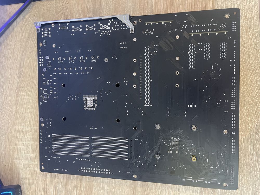 Материнська плата Gigabyte X570 Aorus Elite з нюансом