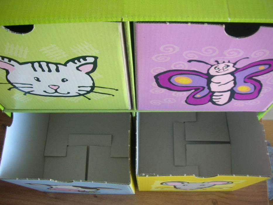 Kolorowe pudełko tekturowe z szufladkami