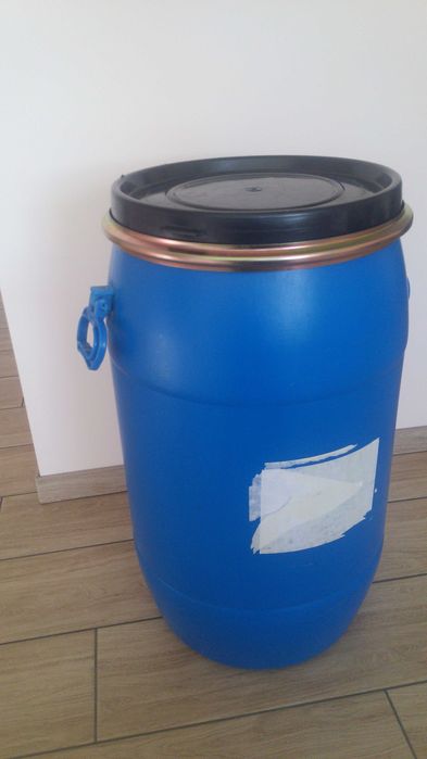 beczka plastikowa niebieska z przykrywką.57 x 38 cm, ok 50L litrów