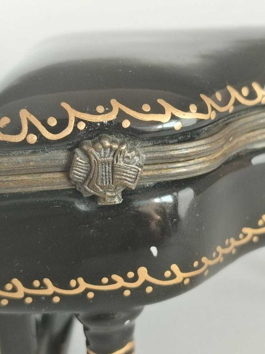 Porcelanowa szkatułka Limoges – fortepian z taboretem