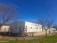 Lote de 1 500m2 com Armazém na Zona Industrial de Larinho, Torre de...