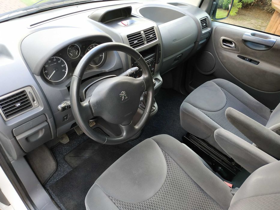 BUS WOLNY Wynajem busa 8 osób Peugeot Expert Jumpy Traffic