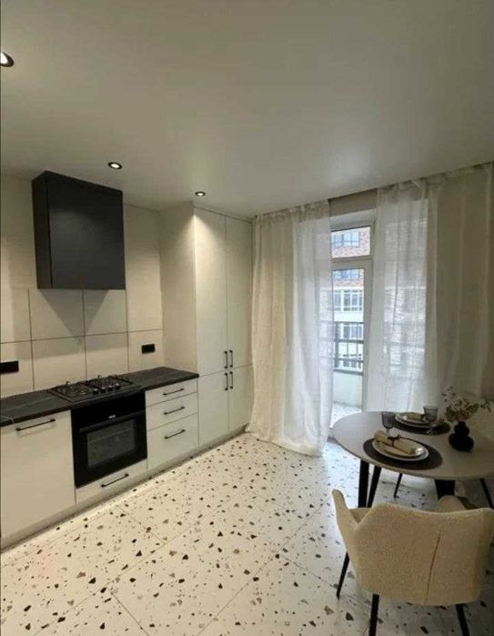 БЕЗ КОМІСІЇ! однокімнатна ВЕЛИКА квартира біля НАБЕРЕЖНОЇ