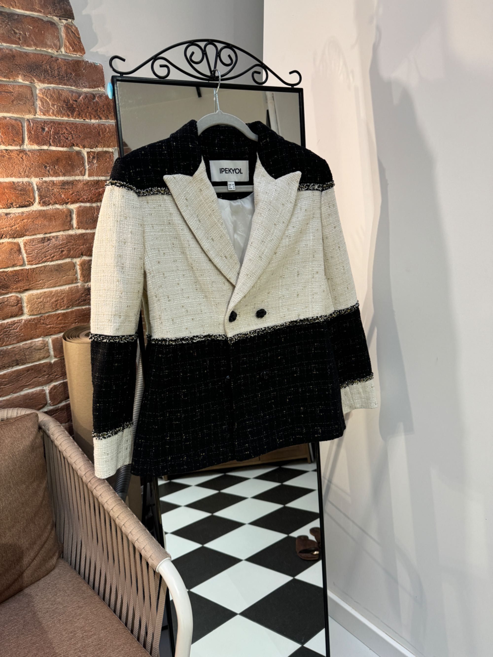 Стильний піджак в стилі Chanel.