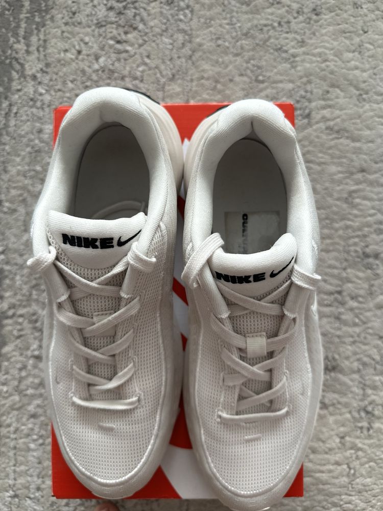 Кросівки чоловічі Nike Uplift Sc бежеві 43 р.