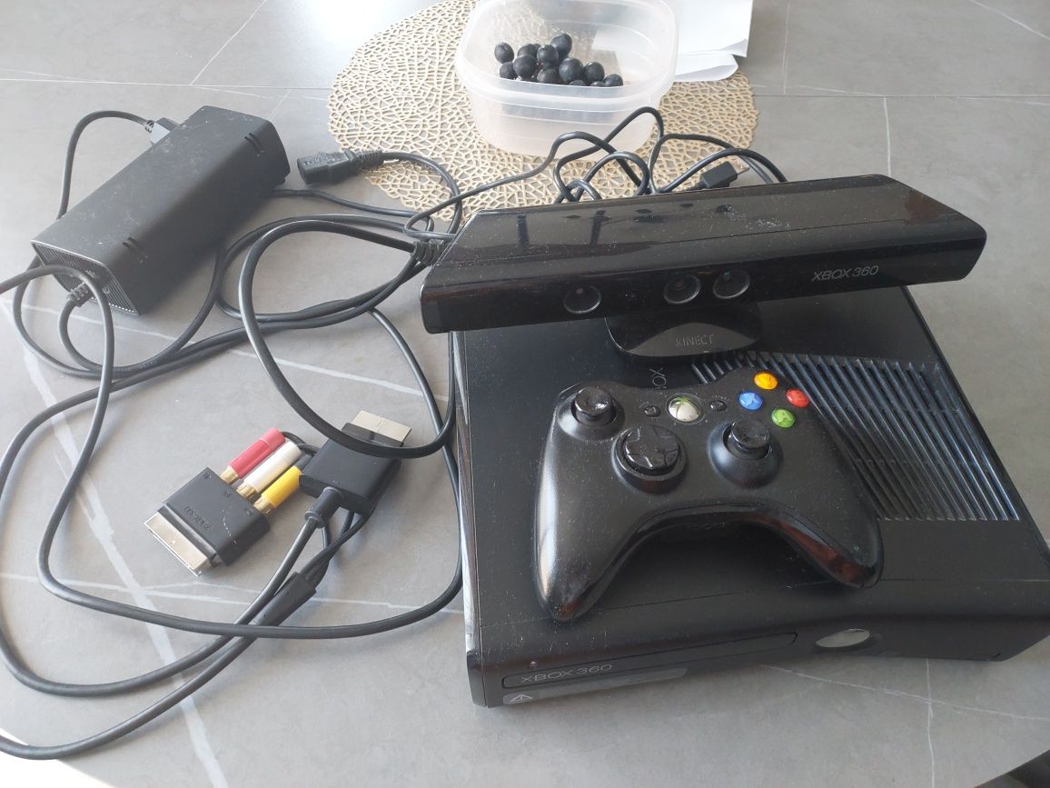 Xbox 360 + pad + kinekt + zasilacz i kabel + 7 gier